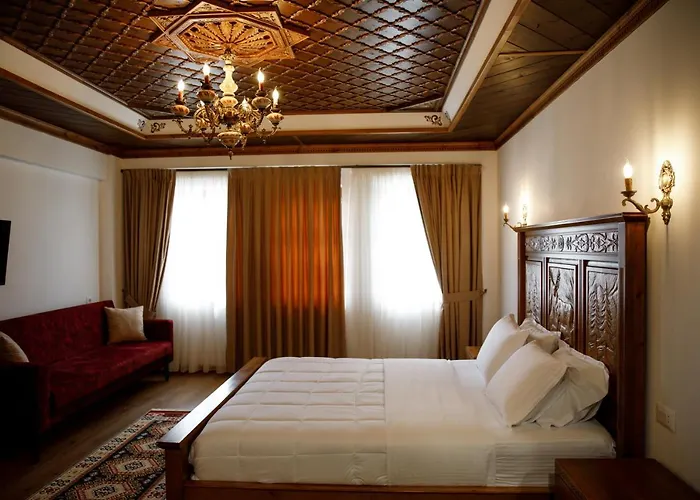 Rose Garden Hotel *